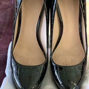 Black patent leather embossed snake skin pumps. Size 8 1/2